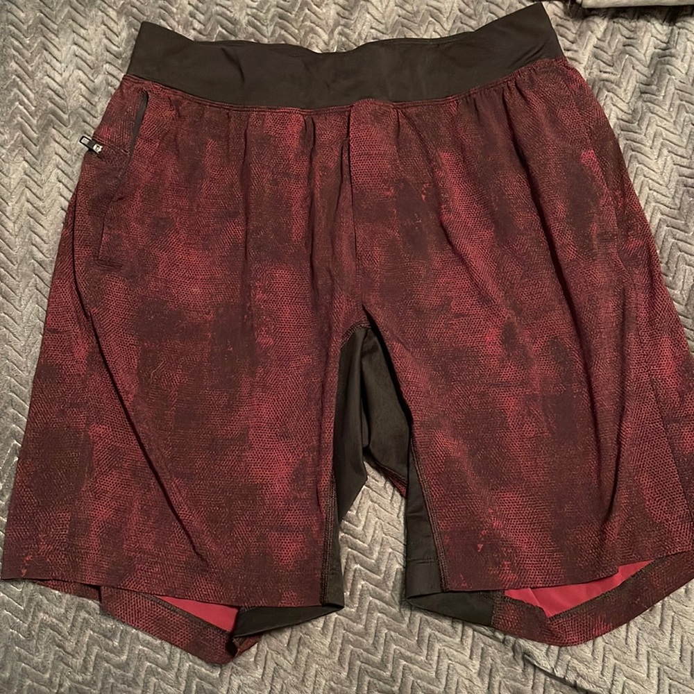 LULULEMON MENS SHORTS. SO CUTE. RARE PRINT. WONT FIND IT CHEAPER.